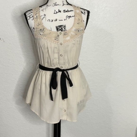 183- Forever 21 NWOT Cream Lace Sleeveless Top w/ Black Belt Size Small Petite - Picture 1 of 5